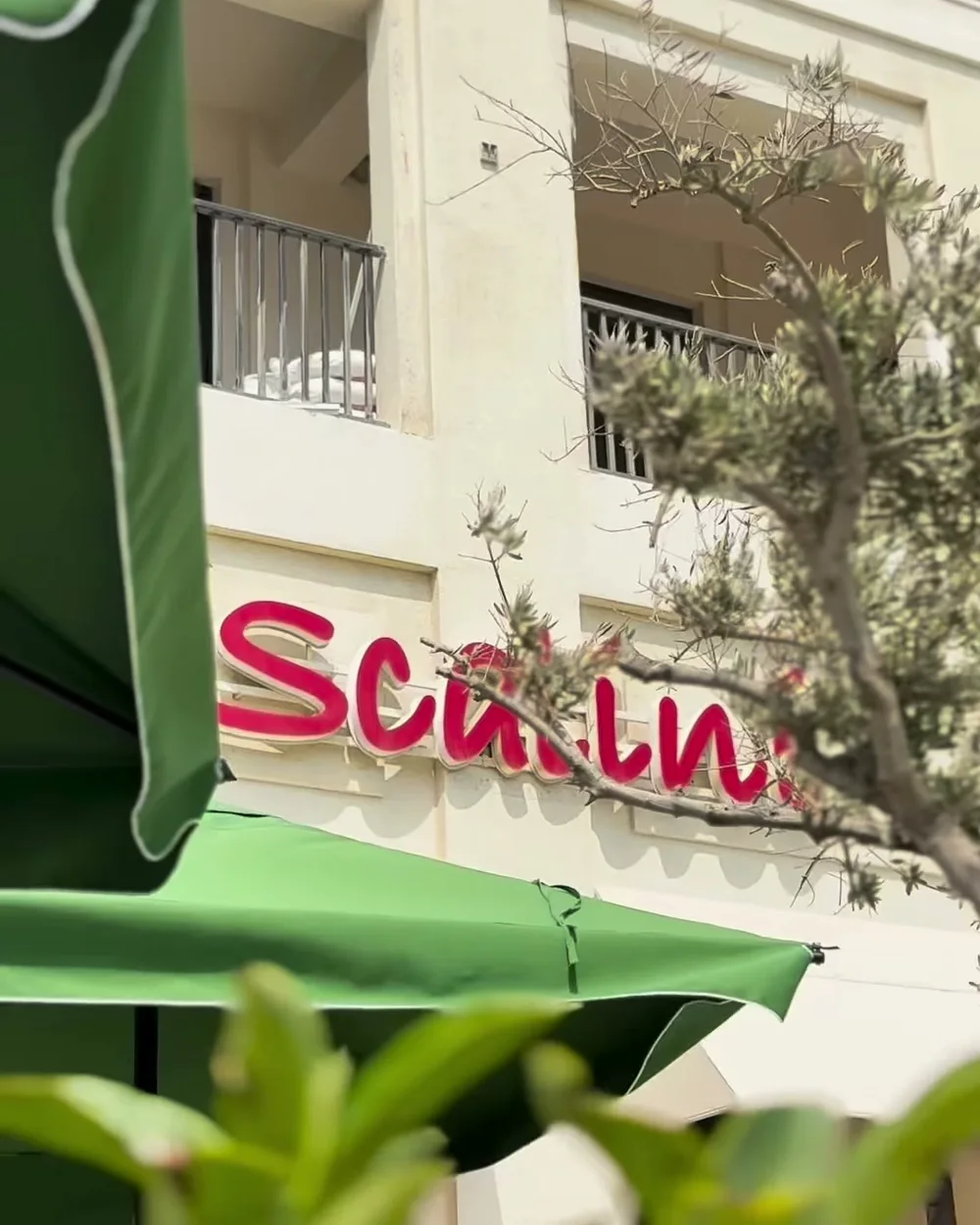 Вывеска Scalini над террасой