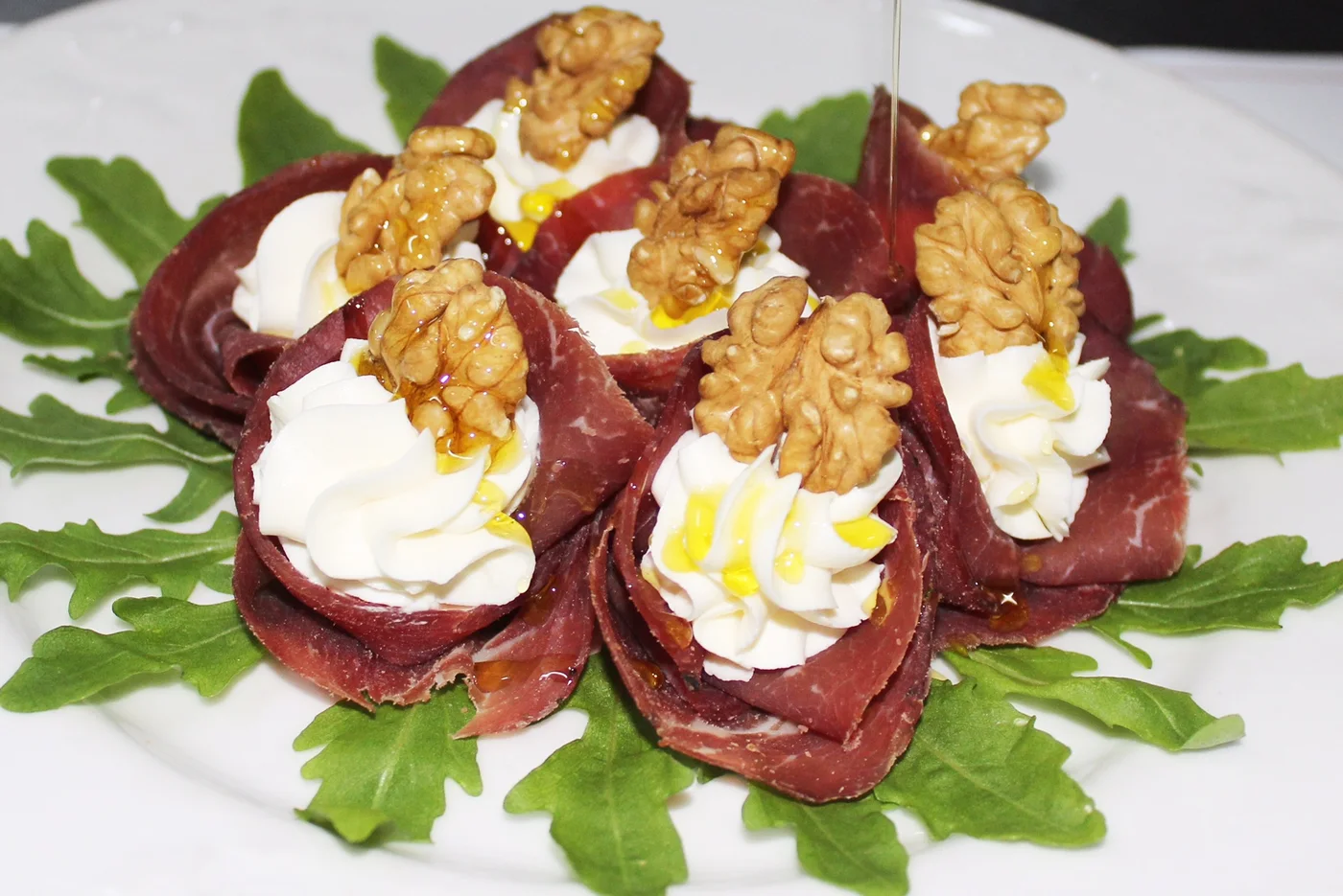 Брезаола с маскарпоне и орехами